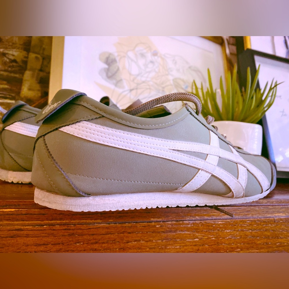 Like New: Onitsuka Tiger Sage Green Sneakers‼️ (Retail $194)